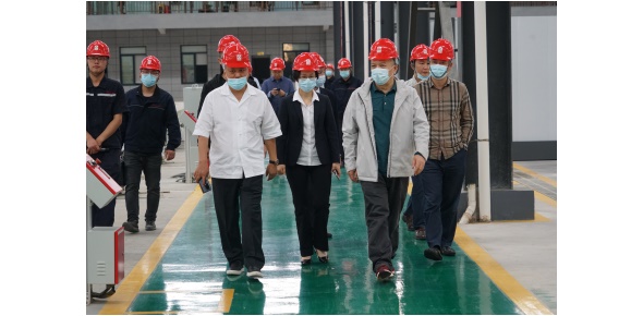 2022-5-10黃學(xué)工等省工信廳總工程師、一級(jí)巡視員市工信局姚曉麗局長(zhǎng)等領(lǐng)導(dǎo)視察萬(wàn)眾集團(tuán)