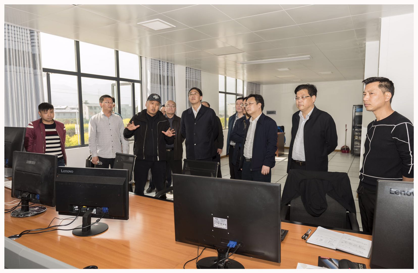 張家界市委、常委常務(wù)副市長(zhǎng)羅智斌一行來(lái)我公司調(diào)研指導(dǎo)工作